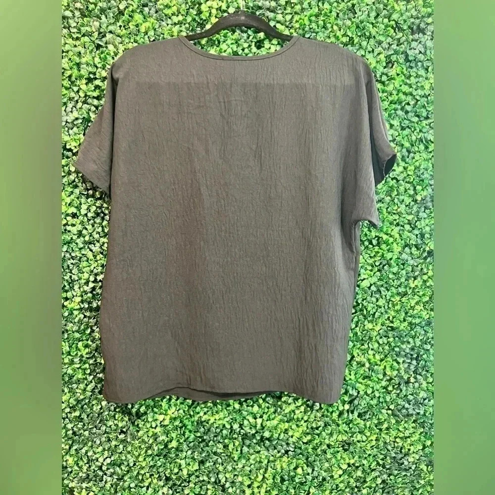 Shop the Mint Boutique Black V-Neck - Small - Picture 4 of 6